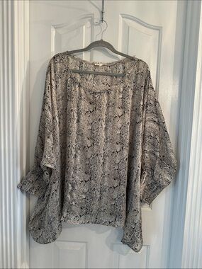 eesome Cream & Gray Snake-Print Tunic Blouse